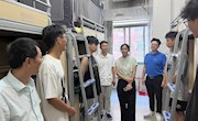 色片
领导老师走进宿舍看望2023级新生